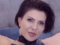 Velvet eyes, teasing lips