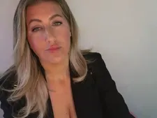 Hot webcam lady shows off her bra size D breasts for the sex cam