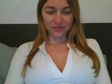 This webcam girl demonstrates the cup size D chest part for the cam