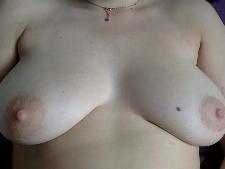 Exciting webcam lady shows her bra size E behind the sex chat