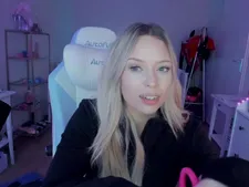 Hot photo of Ninaxnina, blonde long hair, green eyes and European origin