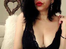 This webcam woman shows the bra size B breasts for the sex cam